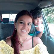 Profesor de matemáticas imparte clases a niños de primaria